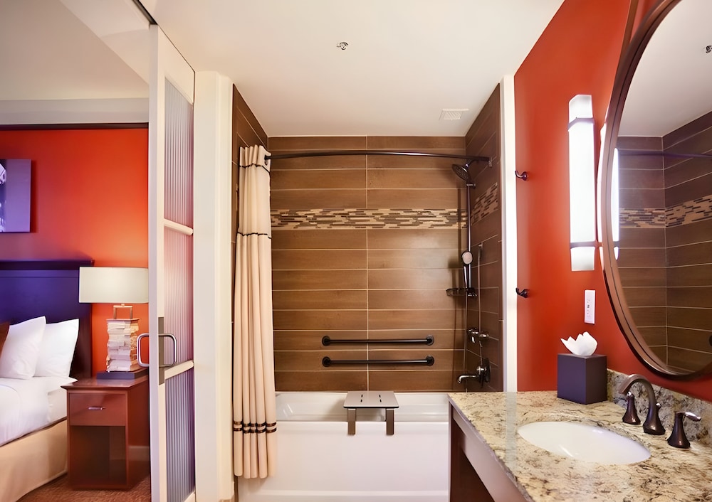Deluxe Suite, 1 King Bed, Accessible, Bathtub (Mobility & Hearing) - Photo 6