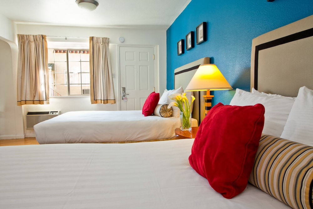 Standard Room, 2 Queen Beds - Photo 2
