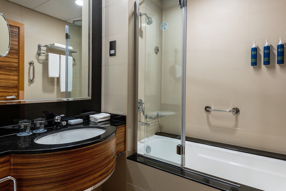 Classic Room, 2 Twin Beds, Non Smoking - Complimentary Shuttle Service to Dubai Mall and Kite Beach photo 2