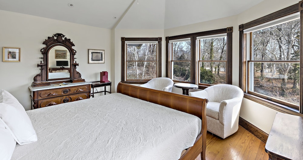 Premium Room, 1 King Bed, Non Smoking (No Pets) photo 1