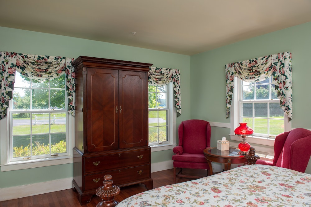 Classic Room, 1 Queen Bed (with Sitting Porch) (WINDSOR) photo 2