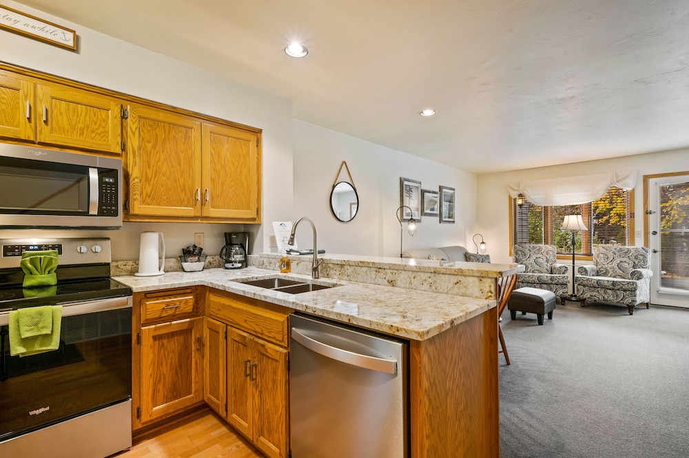 Family Condo, 2 Bedrooms (1.5 Bathrooms, Full Flight of Stairs) photo 3