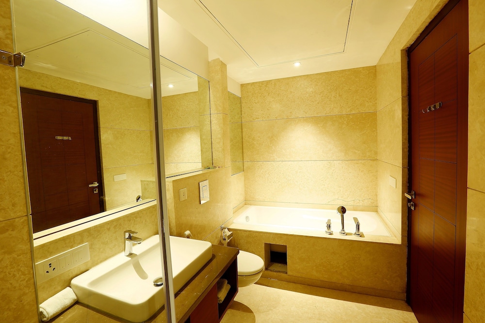 Luxury Suite, 1 King Bed, Park View photo 2