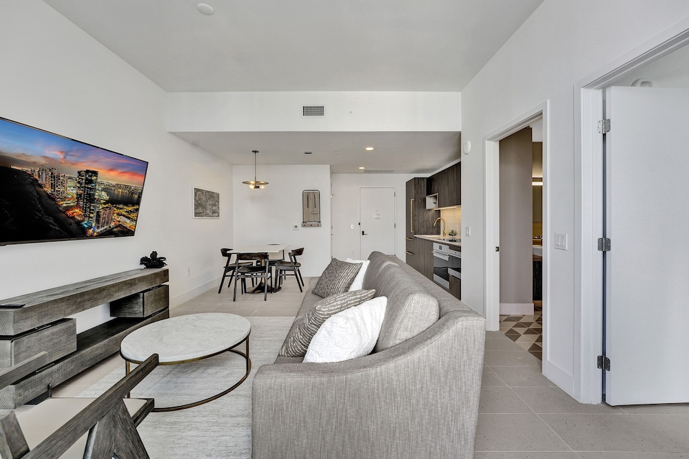 Luxury Condo, City View photo 1