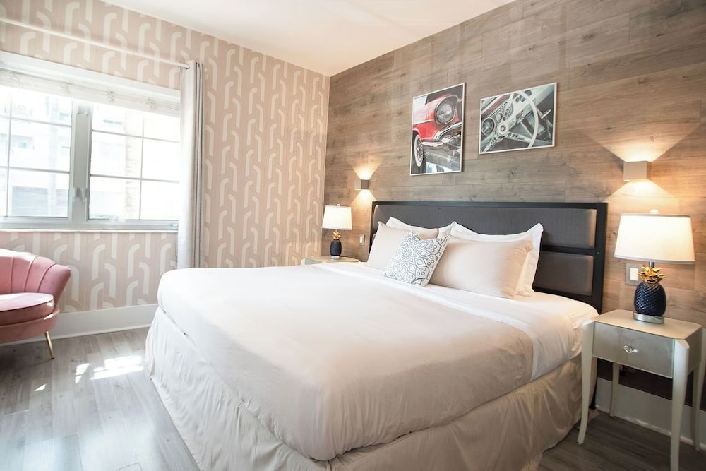 Premium Single Room, 1 King Bed - Photo 10