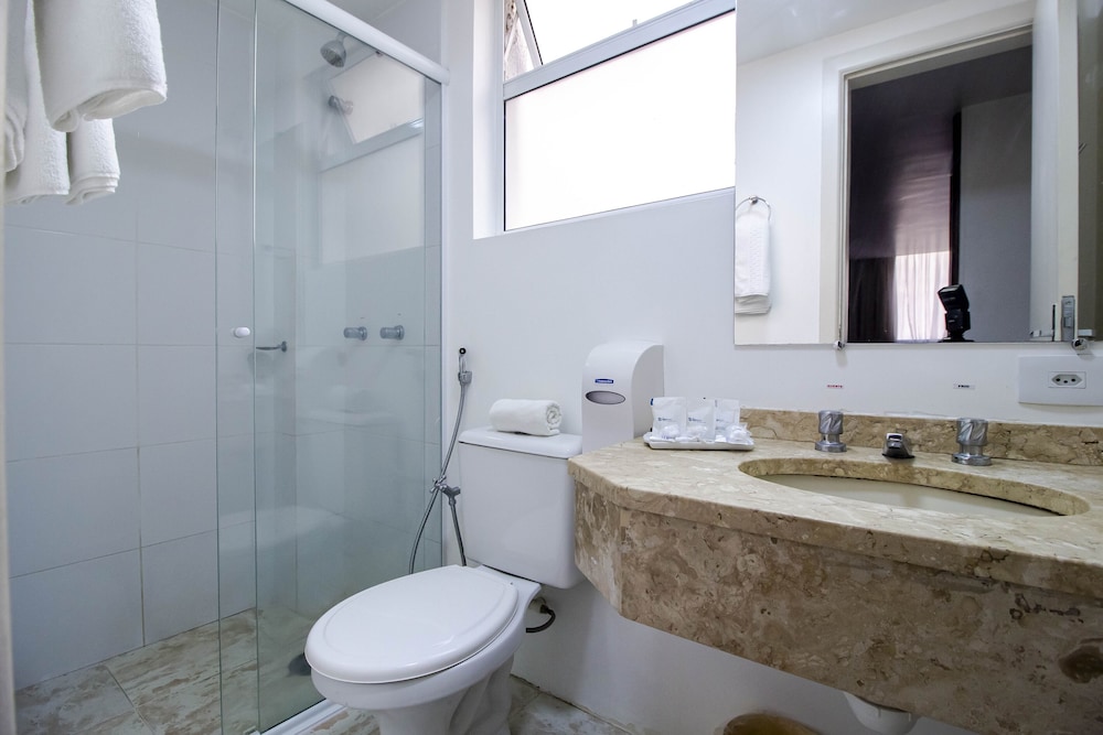 Standard Triple Room, Multiple Beds - Photo 9