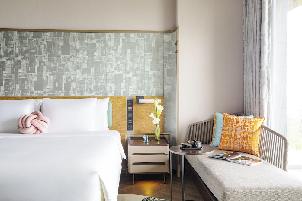Premium Room, 1 King Bed, Garden View - Photo 4