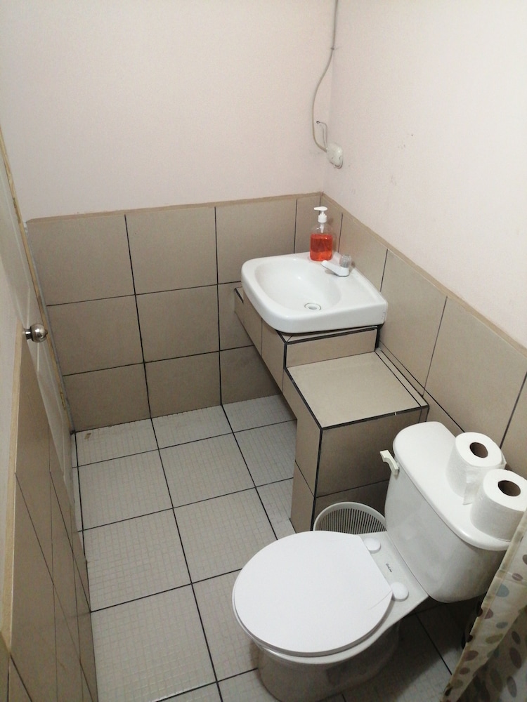 Economy Double Room, 2 Double Beds, Non Smoking, Ensuite photo 3