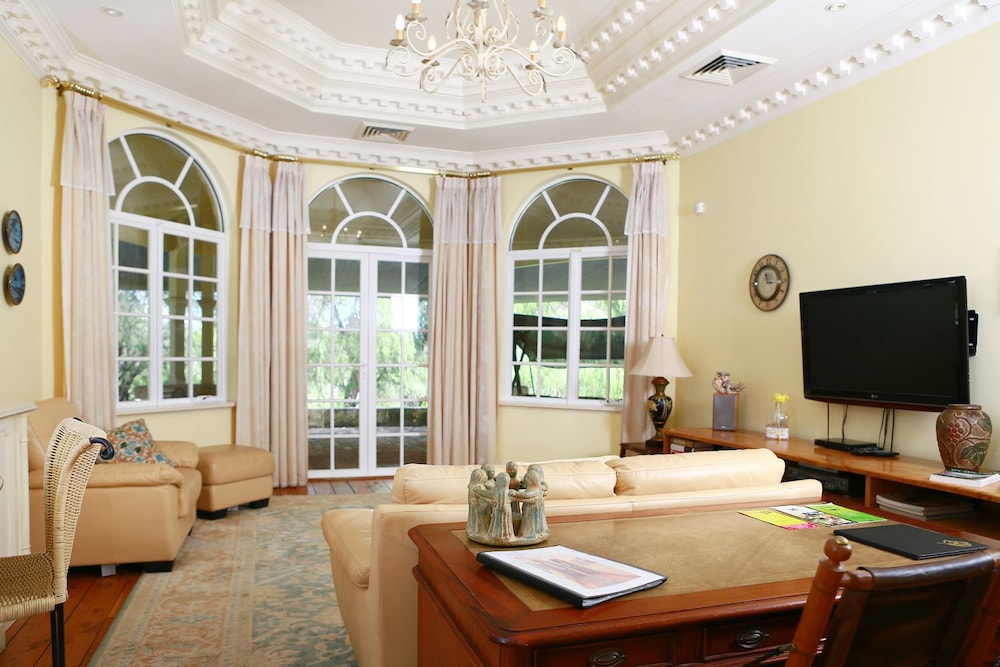 Lakeside Luxury Apartment photo 1