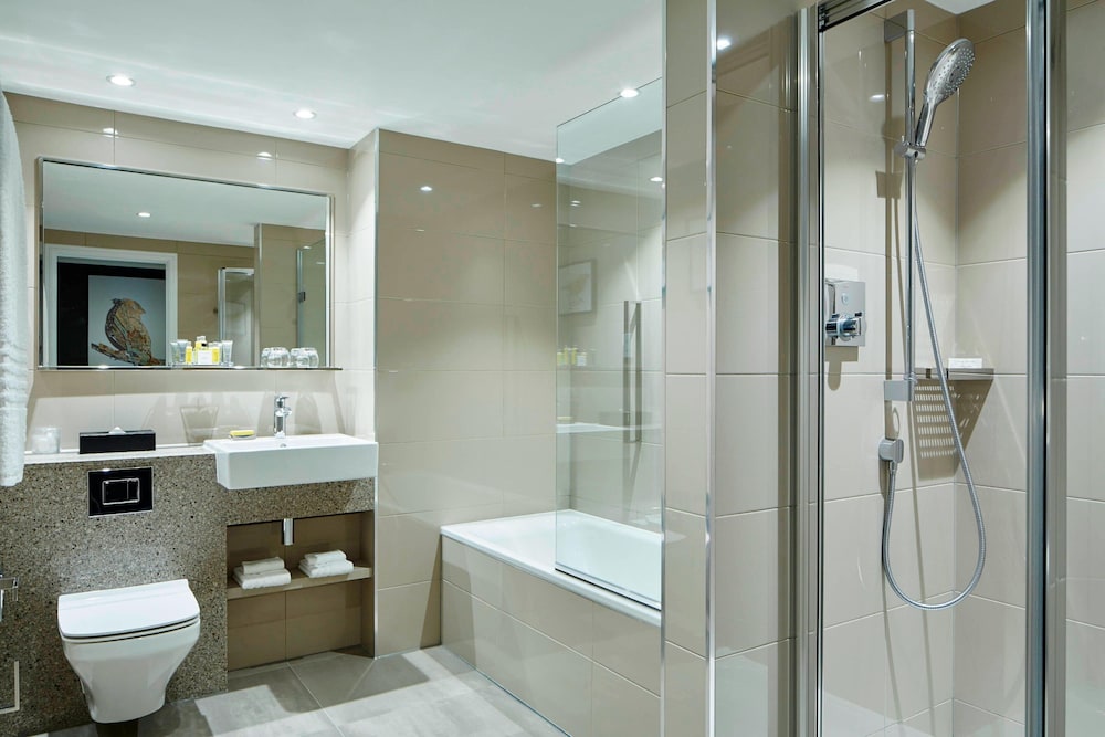 London Heathrow Marriott Hotel bathroom photo