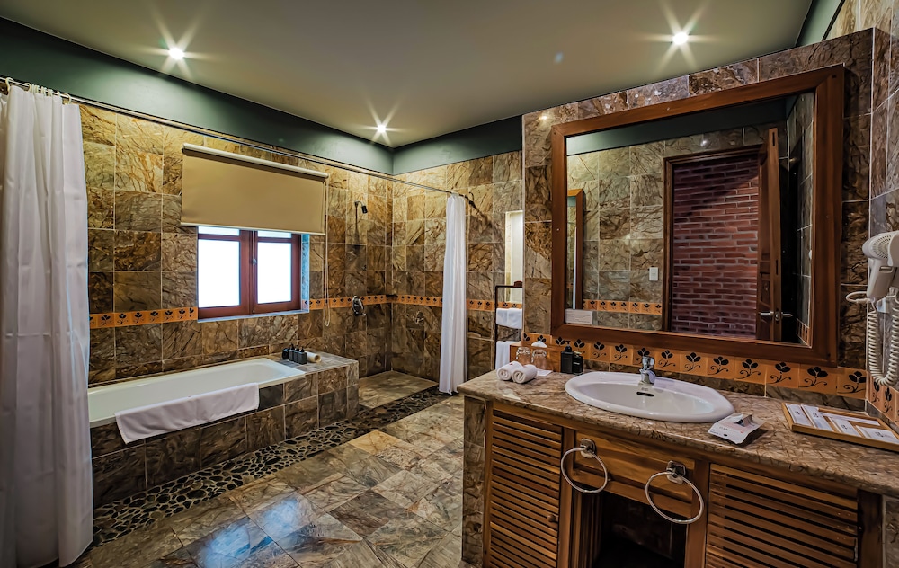 Deluxe Room With Free Benefit & Spa - Photo 4