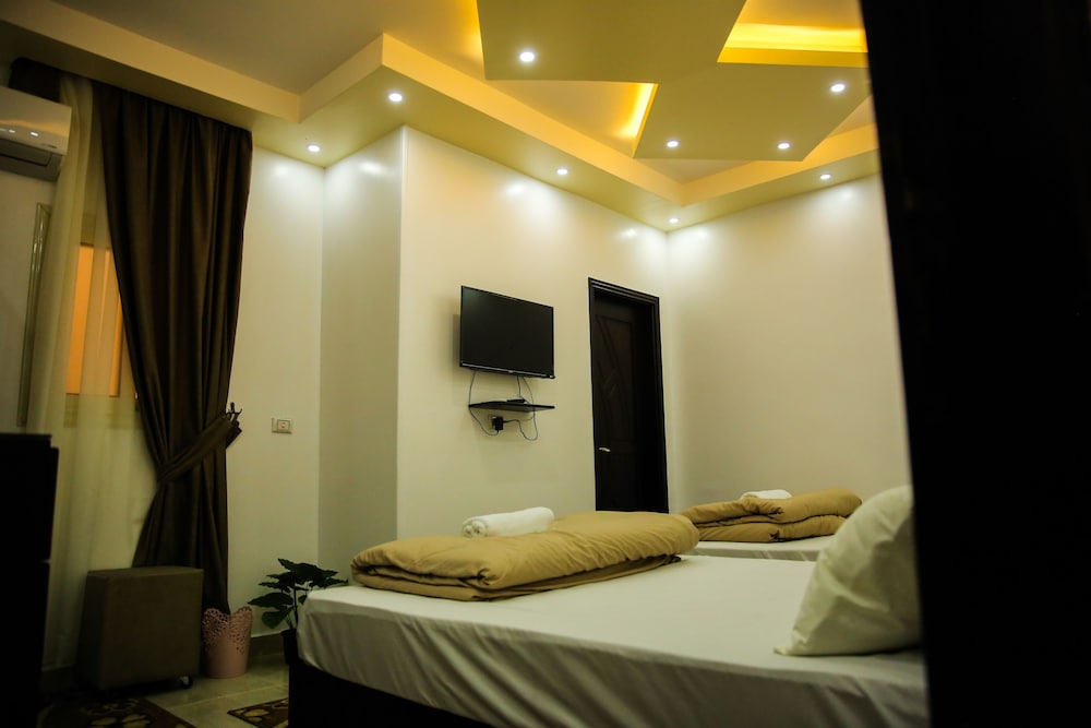 Signature Quadruple Room - Photo 2