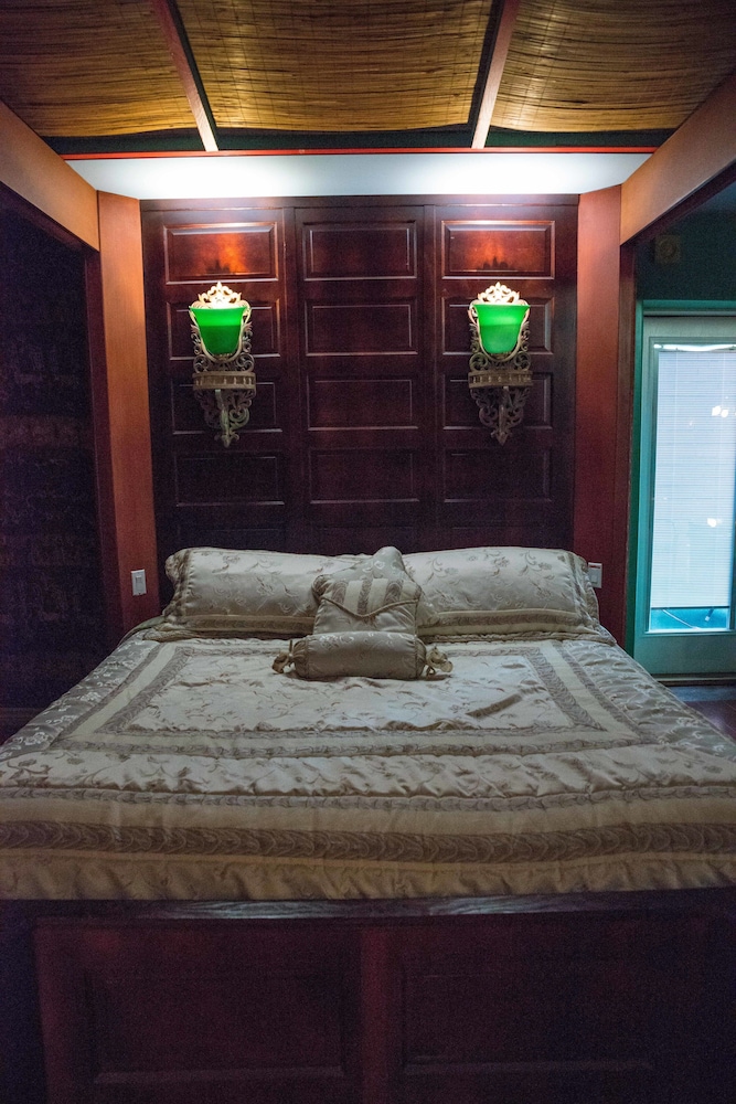 Jakarta(Tropical Penthouse) with waterfall hot tub, piano, and steam room photo 1