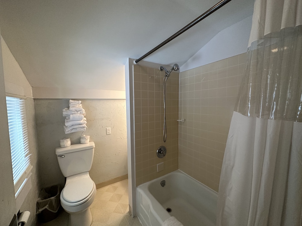 1 Queen Bed and 1 Single Bed, Inn Style photo 3