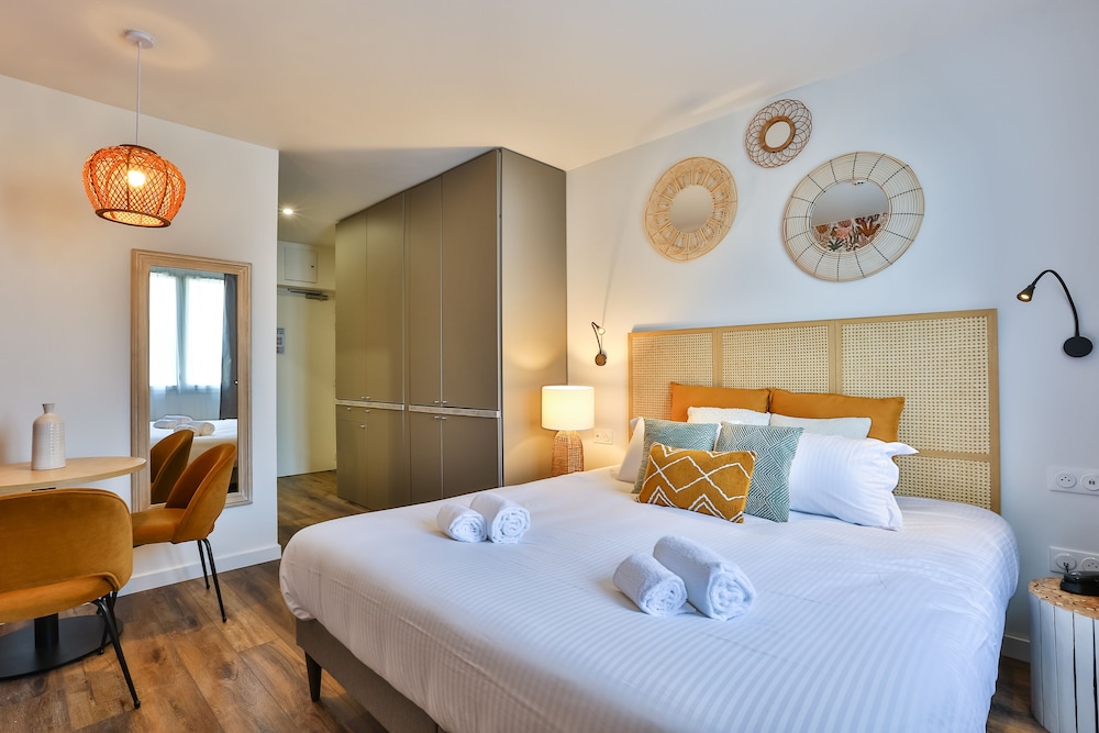 Double Room, 1 King Bed, Courtyard View (sans balcon) - Photo 2
