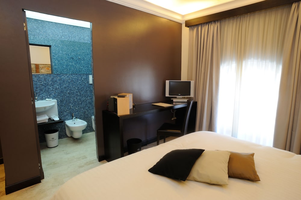 Deluxe Double or Twin Room - Photo 5