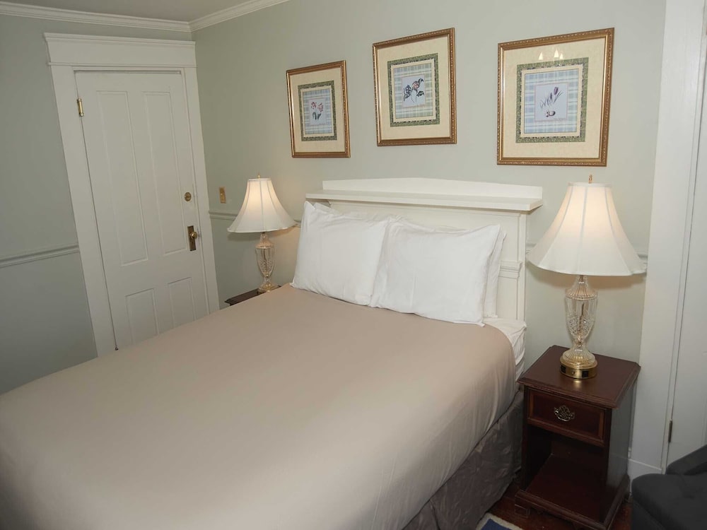 Standard Double Room, Ensuite (The Inn 4 Queen (no pets))