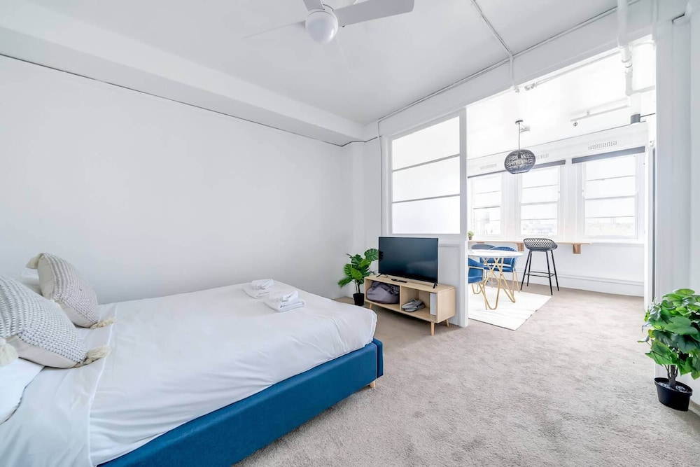 Basic Apartment, 1 Queen Bed photo 3