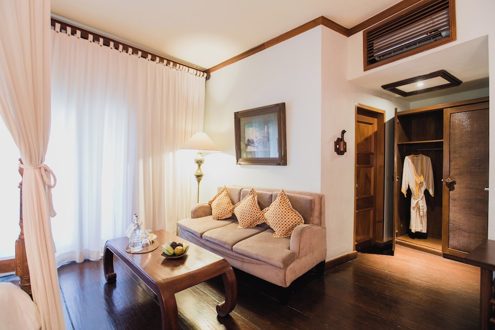 Executive Suite - Photo 4