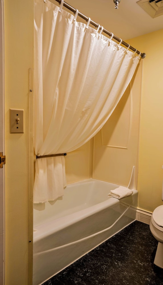 Deluxe Room, 1 Queen Bed (Standard View) photo 2