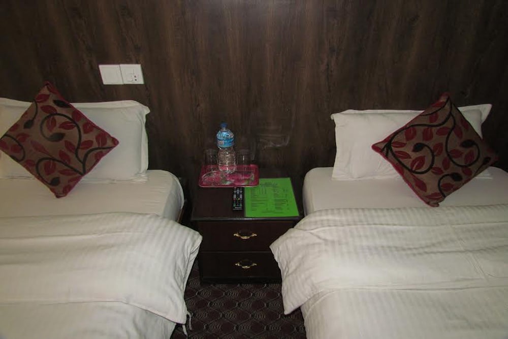 Economy Twin Room, 2 Twin Beds, Shared Bathroom
