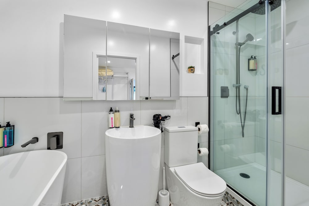 Bath Suite - Photo 5