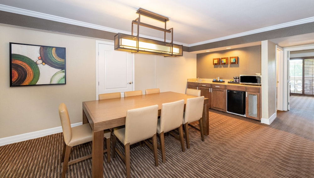 Suite, 1 King Bed (Ambassador, Agave) - Photo 4