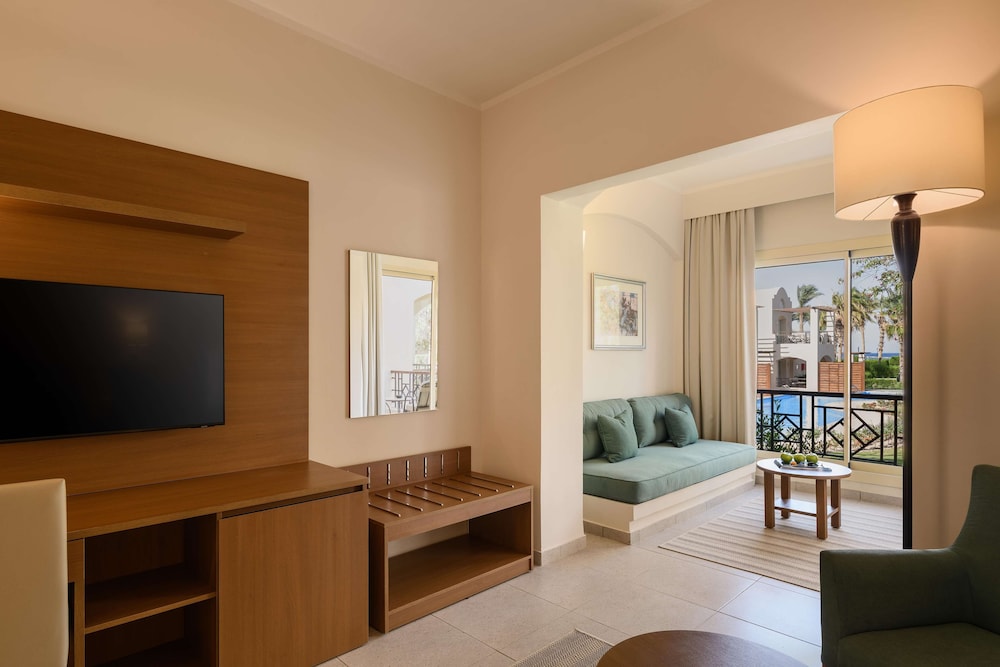 Superior Twin Room, Garden View thumbnail 5