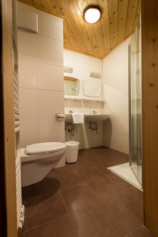Basic Shared Dormitory, 1 Bedroom (5 People) photo 3