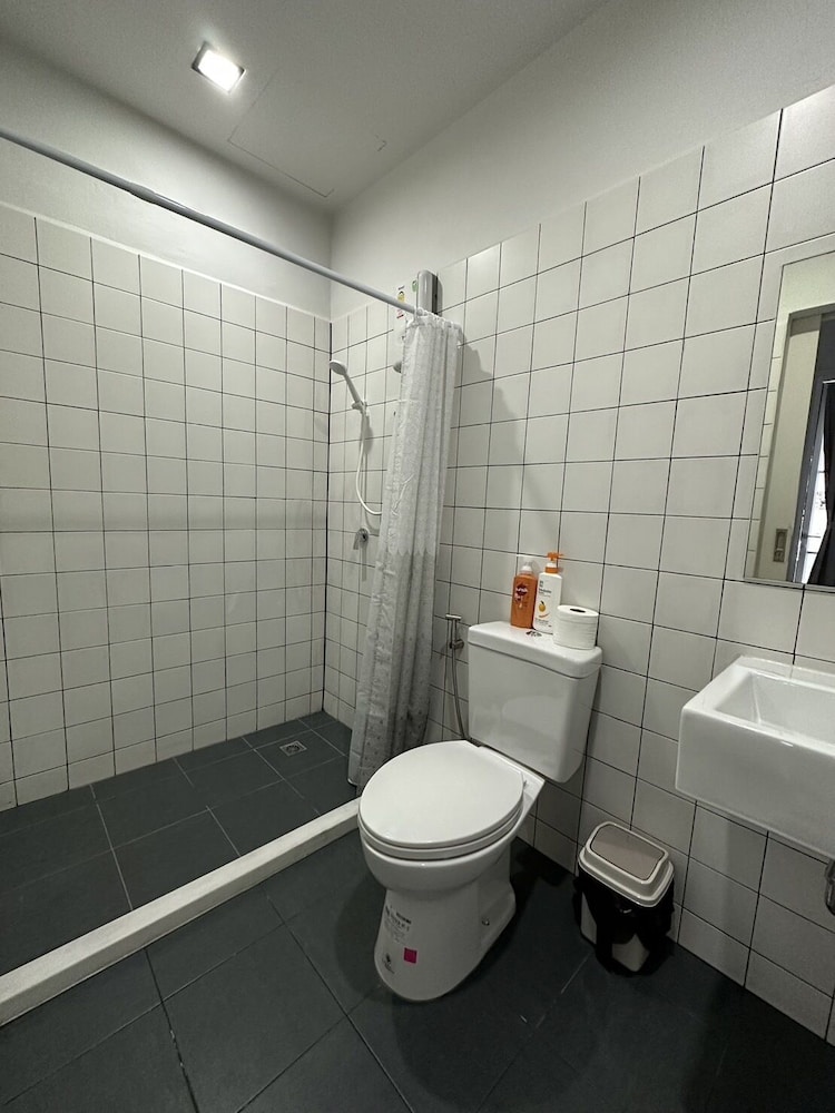 Family Room with Private Bathroom photo 2