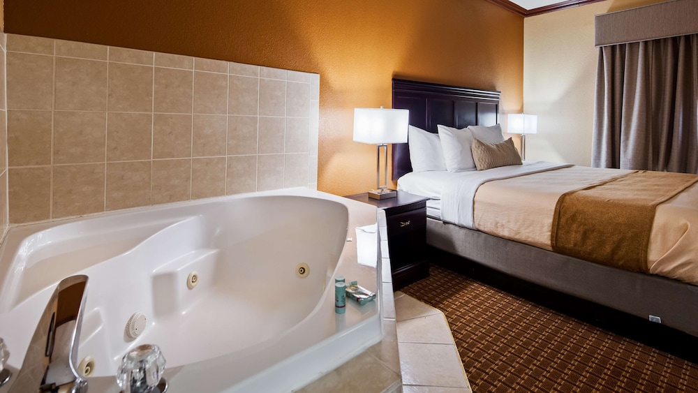Standard Room, 1 King Bed, Non Smoking, Jetted Tub - Photo 4