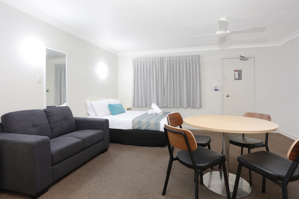 Motel Room (1 Queen Bed + 1 Double Bed) photo 1
