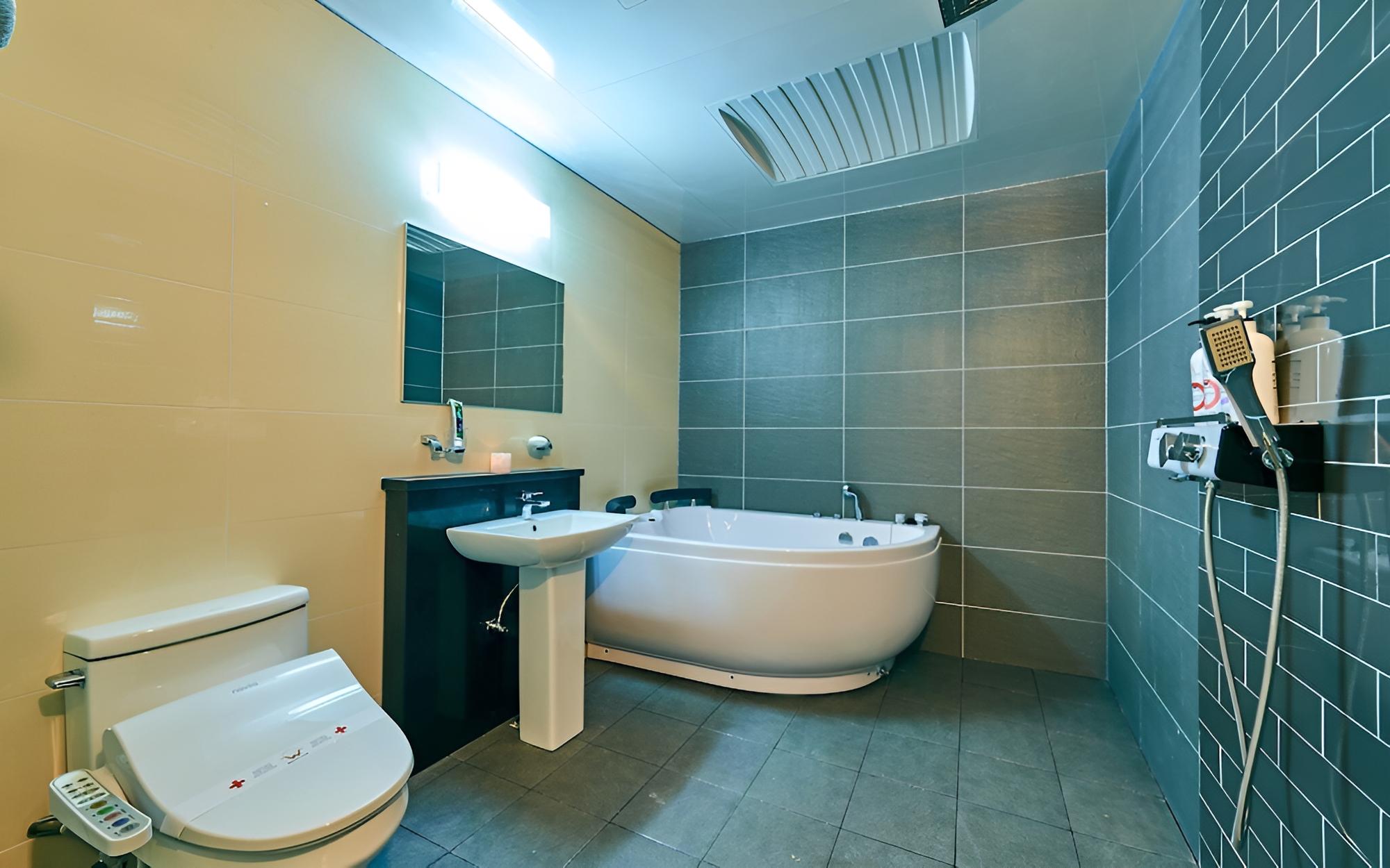 Room (Twin (Large Jetted Spa Tub)) - Photo 11