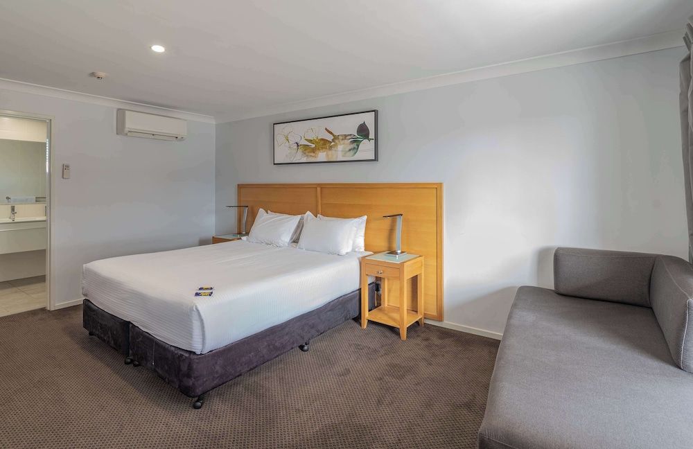 Deluxe Room, Multiple Beds, Non Smoking, Microwave photo 3