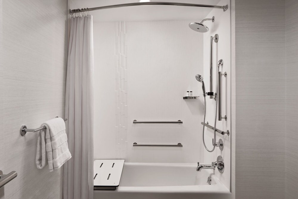 Room, 1 King Bed (Mobility Accessible, Tub) photo 2