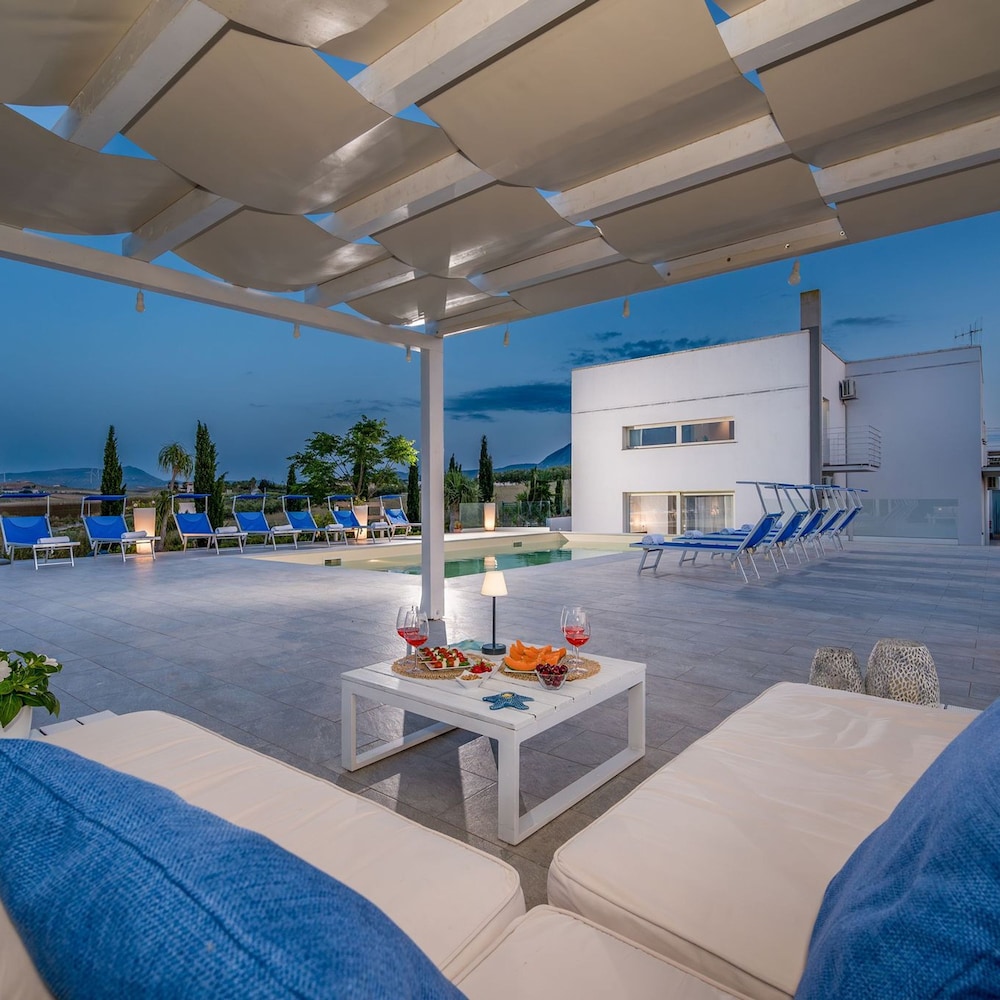 Villa, Smoking photo 2