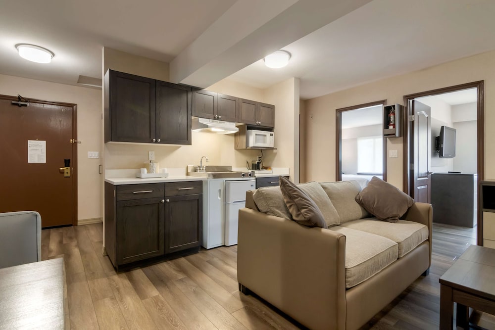 Suite, 2 Queen Beds, Kitchenette, Mountain View (with Sofabed) photo 1