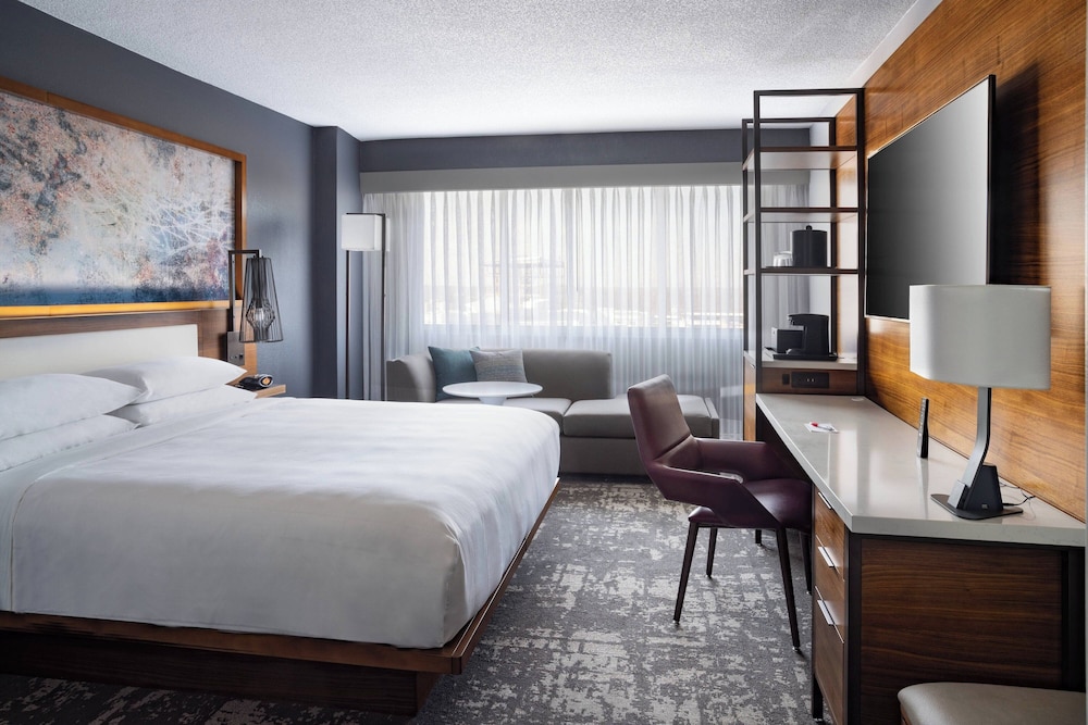 Room, 1 King Bed (Mobility/Hearing Access, Roll-in Shwr) photo 1