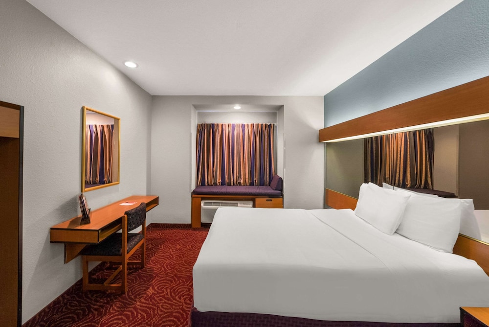 Suite, 1 Queen Bed with Sofa bed, Accessible, Non Smoking - Photo 4