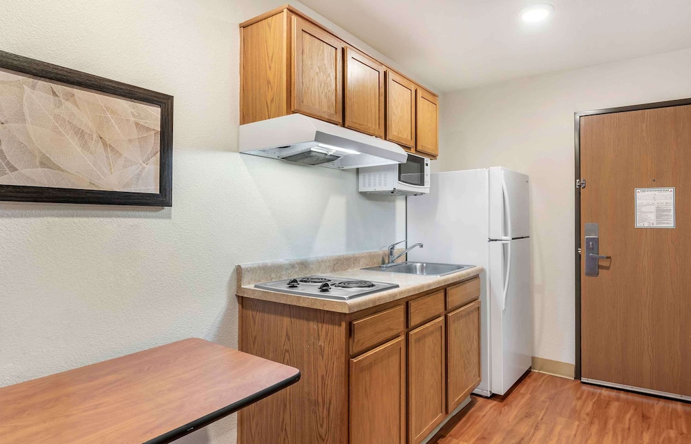 Standard Studio, 2 Queen Beds, Non Smoking, Refrigerator & Microwave photo 3