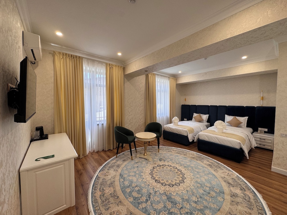 Deluxe Suite, City View