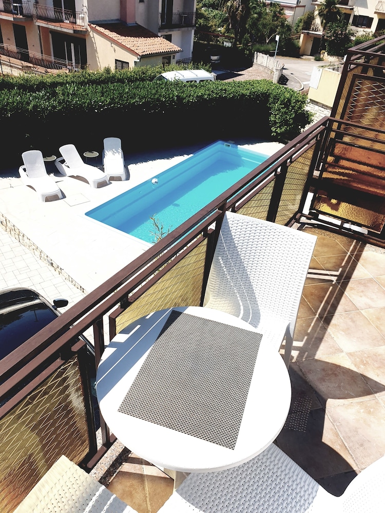 Classic Apartment, Pool View