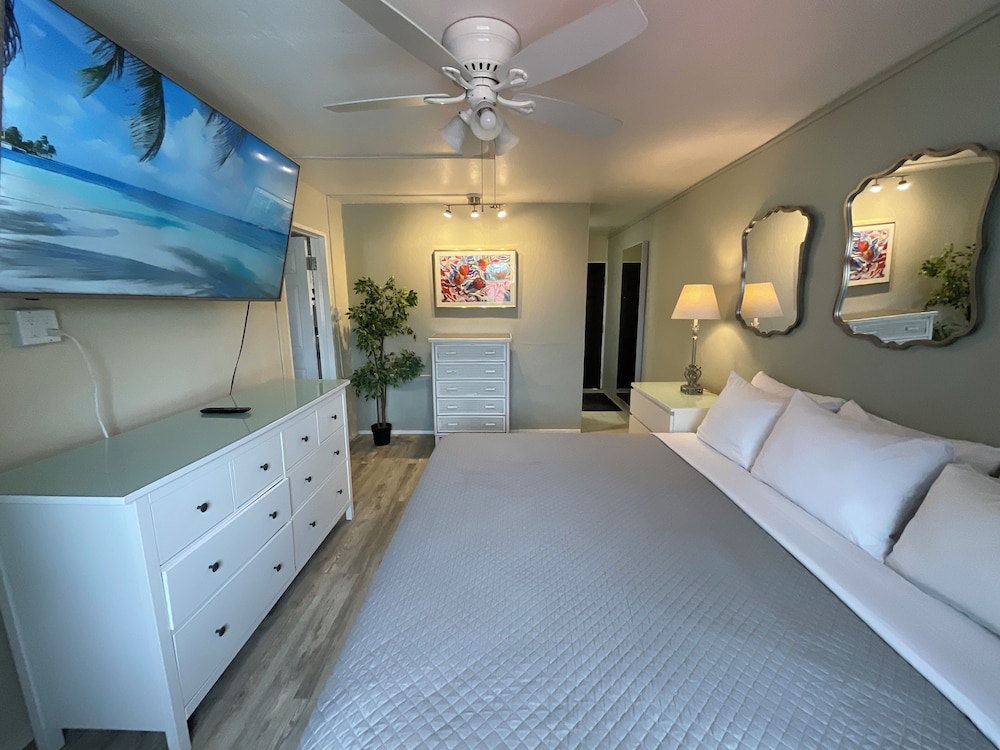 Business Suite, 1 King Bed, Kitchen, Courtyard View photo 3