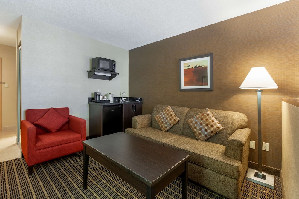Suite, 2 Queen Beds, Non Smoking, Refrigerator & Microwave (Third Bed Is A Sofabed) thumbnail 6