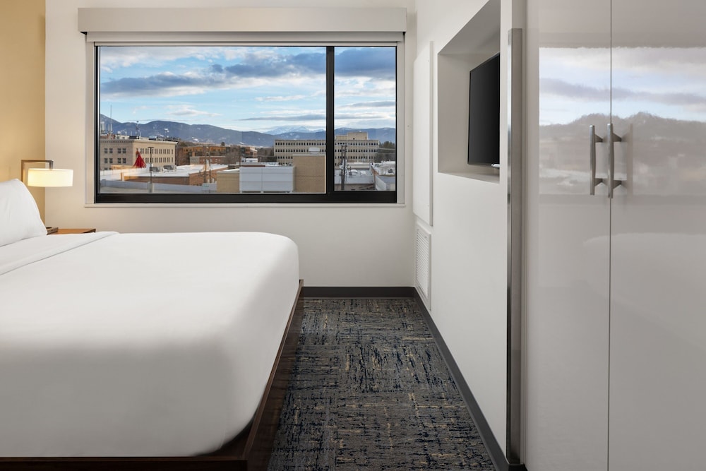 Suite, 1 King Bed with Sofa bed photo 2
