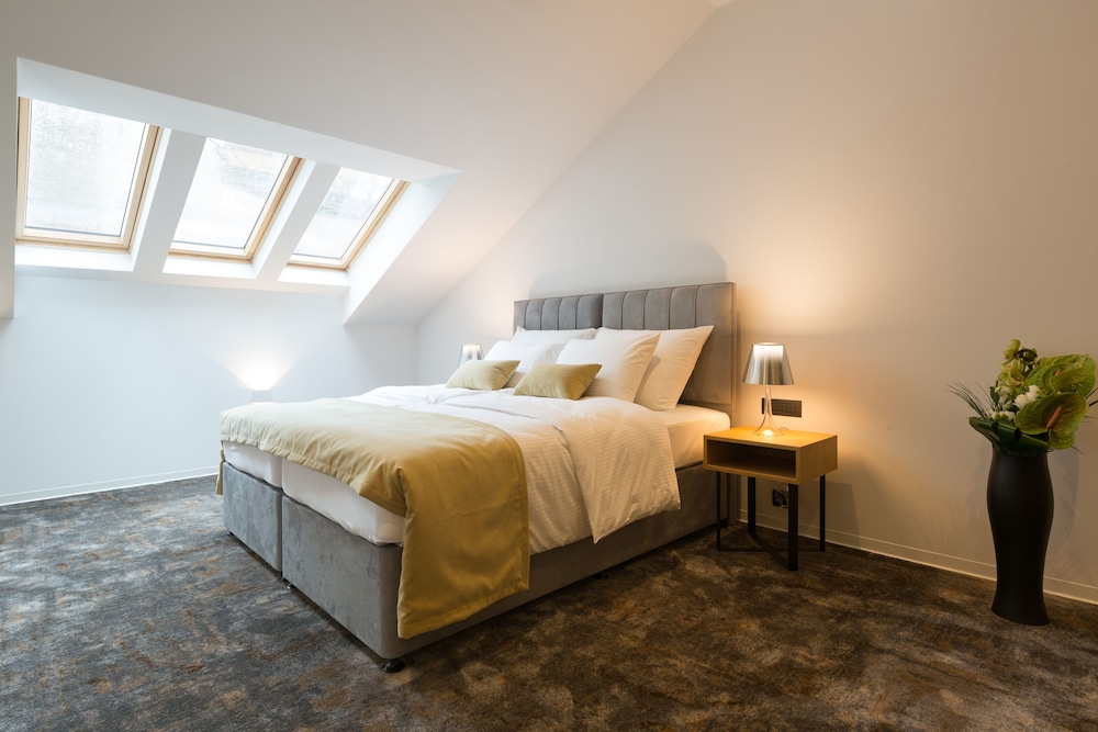 Superior Suite - Photo 8