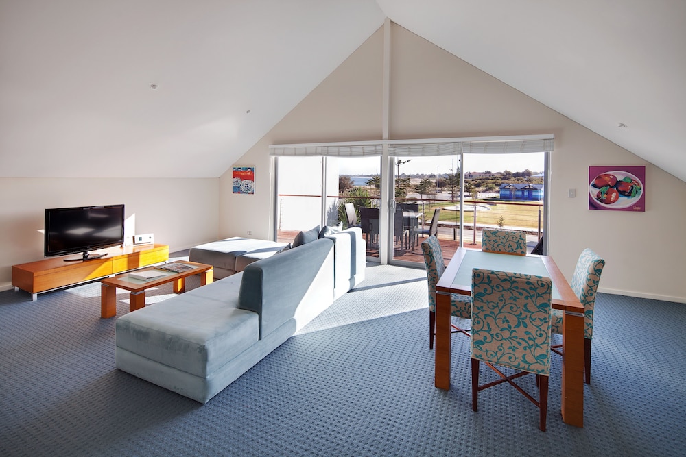 Two Bedroom Park View Villa - Photo 3