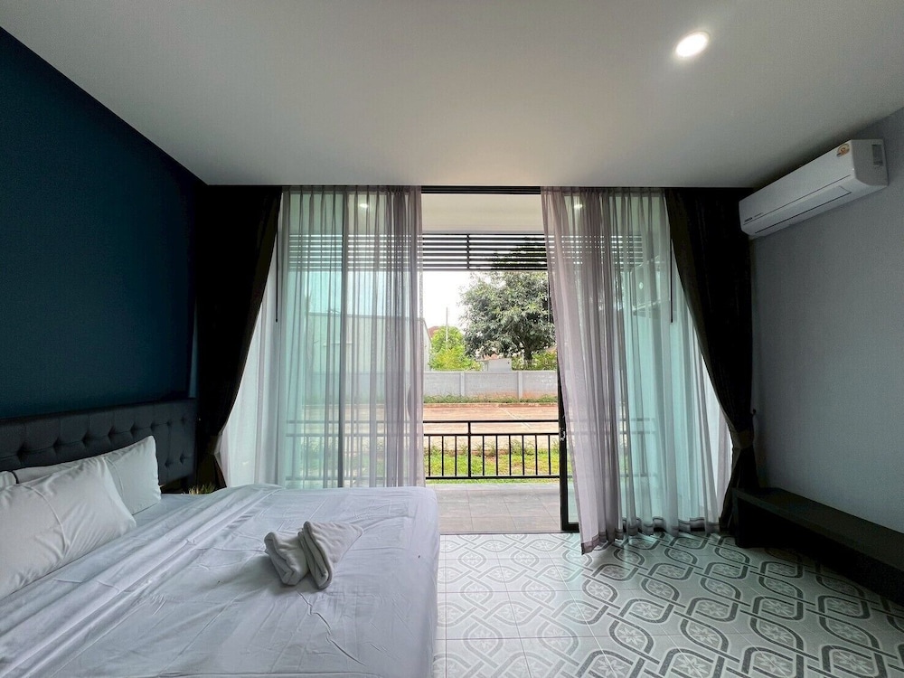 Standard Room, 1 King Bed, Balcony, City View photo 2
