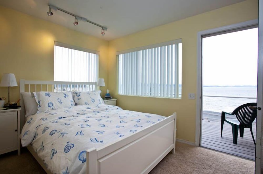 Bluffview Lodge Rm 29 (Room with 1 Queen and 1 Double, upstairs)