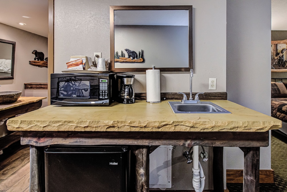 Honeymoon Suite - Photo 4